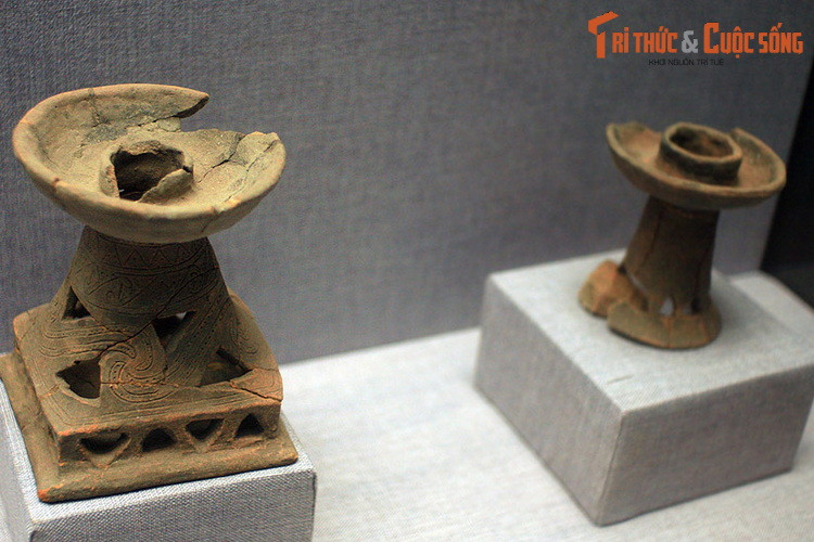 Không chỉ vậy, các cư dân trên mảnh đất hình chữ S thời cổ sơ còn tiến hành giao lưu, trao đổi xa hơn với các nhóm cư dân đồng đại khác ở khu vực, gồm cả các hải đảo, thông qua đường biển. Ảnh: Đèn gốm, cách ngày nay 2.500 – 1.800 năm, tìm thấy tại di chỉ Hoà Diêm (Cam Ranh – Khánh Hoà).