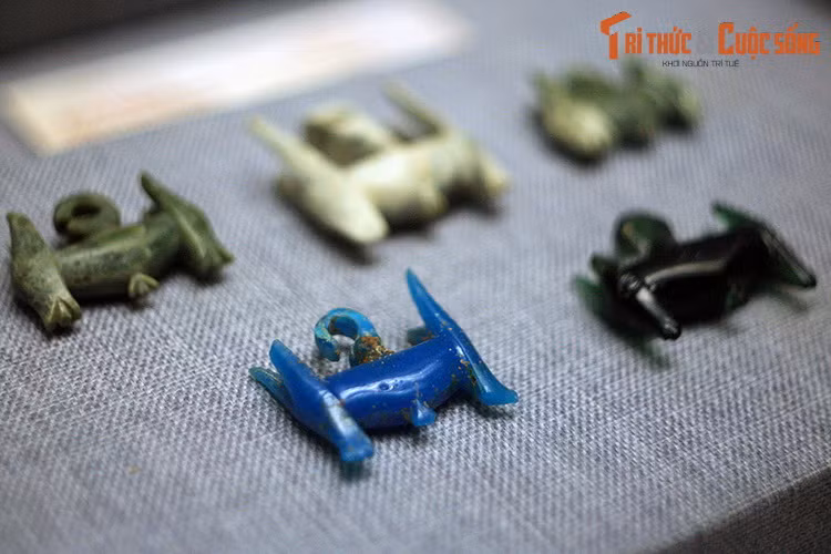 Giai đoạn từ thế kỷ 3 TCN tới thế kỷ 10 SCN, Việt Nam đã tham gia mạnh mẽ vào hệ thống hàng hải quốc tế với sự xuất hiện của các thương cảng trên cả ba miền. Ảnh: Hạt, chuỗi khuyên tai hai đầu thú cách ngày nay 2.500-2.000 năm, thuộc di chỉ Giồng Cá Vồ (Cần Thơ, TP. HCM).