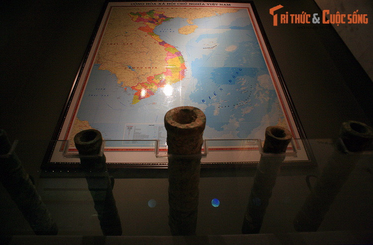 Đảng và Nhà nước Việt Nam đã đề ra các mục tiêu và định hướng chiến lược nhằm nhanh chóng đưa nước ta trở thành một quốc gia mạnh về biển trong kỷ nguyên toàn cầu hóa và hội nhập kinh tế quốc tế. Ảnh: Những khẩu súng thần công thế kỷ 18 khai quật ở vùng biển Vũng Tàu phía dưới tấm bản đồ nước CHXHCN Việt Nam.