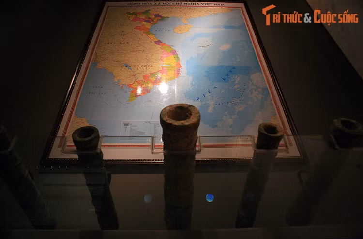 Đảng và Nhà nước Việt Nam đã đề ra các mục tiêu và định hướng chiến lược nhằm nhanh chóng đưa nước ta trở thành một quốc gia mạnh về biển trong kỷ nguyên toàn cầu hóa và hội nhập kinh tế quốc tế. Ảnh: Những khẩu súng thần công thế kỷ 18 khai quật ở vùng biển Vũng Tàu phía dưới tấm bản đồ nước CHXHCN Việt Nam.