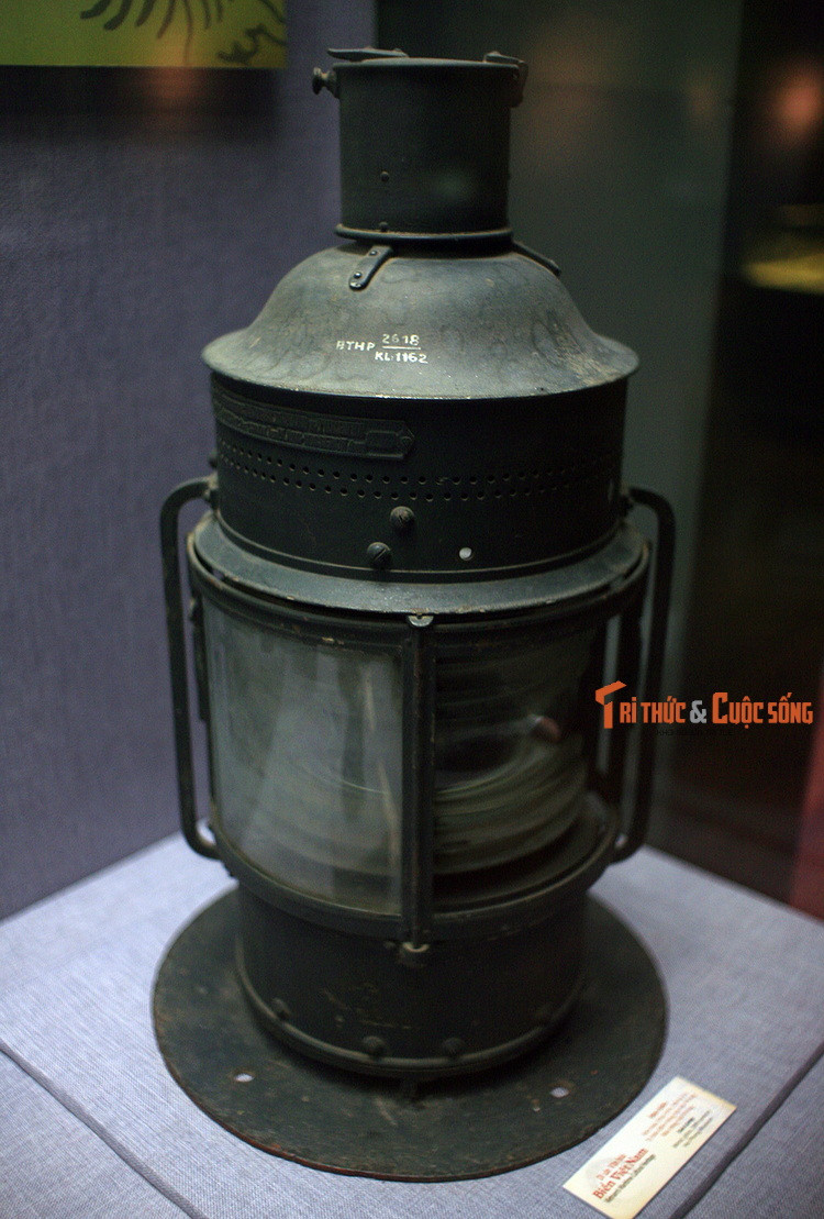 Thế kỷ 20, nước Việt Nam thống nhất kế thừa chủ quyền toàn vẹn lãnh thổ, đồng thời vun đắp sự nghiệp xây dựng và bảo vệ Tổ quốc, đã thực thi nhiều biện pháp tích cực nhằm thực hiện chủ quyền của Việt Nam trên biển Đông. Ảnh: Đèn biển của Ty bảo đảm hàng hải Hải Phòng, thế kỷ 20.