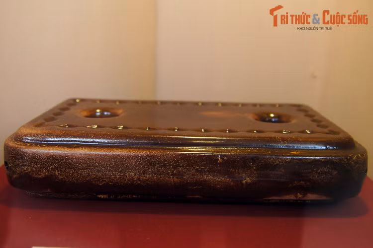 Viên gạch cùng loại với viên gạch mà đồng chí Nguyễn Ái Quốc (tên hoạt động của Bác Hồ giai đoạn 1919-1942) dùng để sưởi ấm trong những ngày đông giá lạnh ở Paris. Hiện vật trưng bày tại Bảo tàng Hồ Chí Minh (Hà Nội).