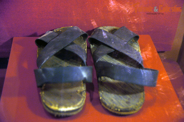 Đôi dép cao su, Bác Hồ đã dùng trong những năm cuối đời.