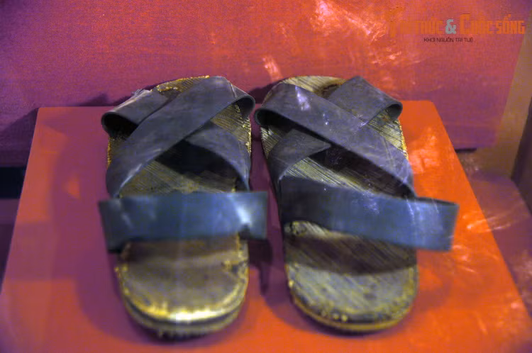 Đôi dép cao su, Bác Hồ đã dùng trong những năm cuối đời.
