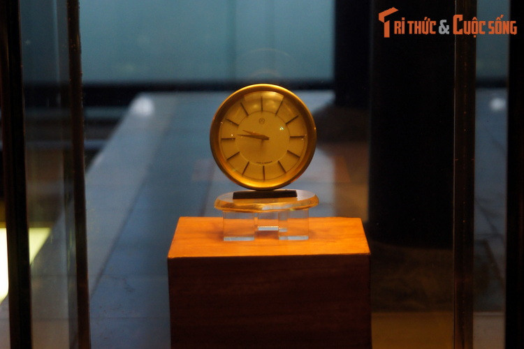 Đồng hồ trong phòng chữa bệnh của Bác, chỉ giờ phút Người từ trần, 1969.