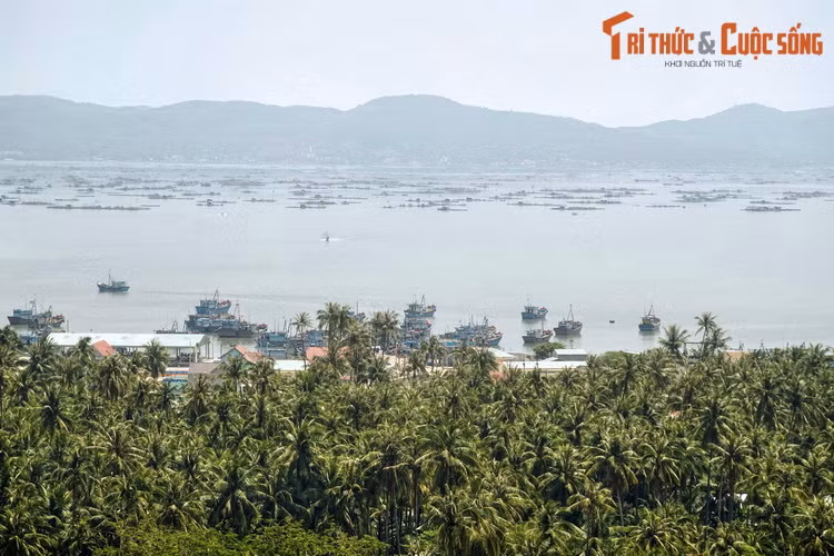 Giai thoại này có được nhắc đến trong sách Địa danh Phú Yên của tác giả Nguyễn Đình Chúc. Theo đó, trong một lần được nhà Đường cử đi dẹp loạn ở nước Nam Chiếu, Cao Biền đã cưỡi diều bay tới vùng đất mà ngày nay là Phú Yên.