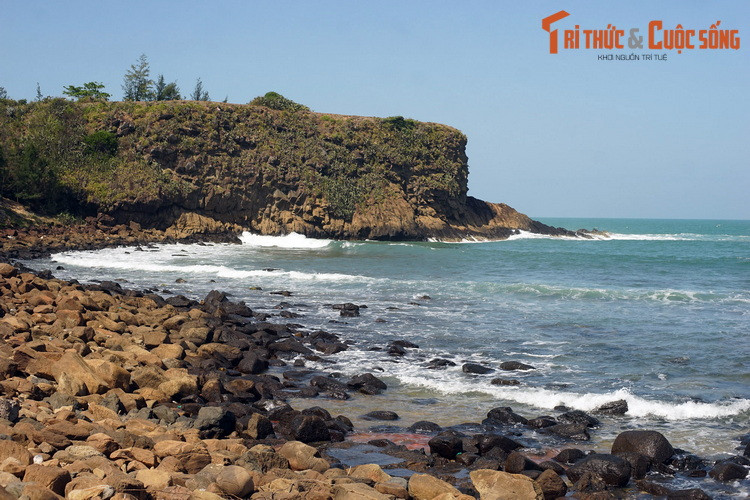 Ngoài đảo đá Hòn Yến, các cột đá cũng xuất hiện ở một số địa điểm khác của thắng cảnh Hòn Yến.