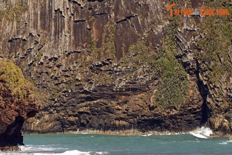 Khác với các đảo đá thường gặp, đảo Hòn Yến gây ấn tượng đặc biệt những vách đá được tạo nên bởi nhiều cột đá xếp chồng lên nhau tầng tầng lớp lớp.