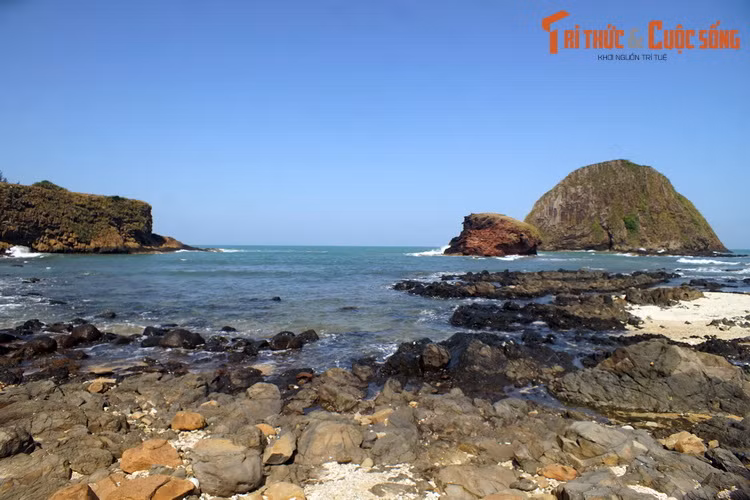 Danh thắng này gồm các cảnh quan độc đáo được tạo nên từ sự kiến tạo địa chất suốt hàng triệu năm như Hòn Yến, Hòn Đụn, Hòn Choi, Bàn Than, Gành Yến, Vũng Choi...