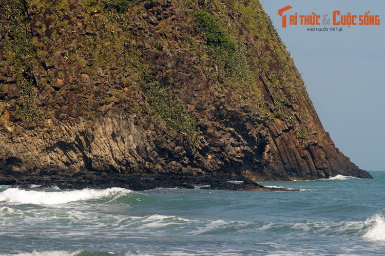 Theo các nhà địa chất học, Hòn Yến được hình thành bởi quá trình hoạt động kiến tạo địa chất tương tự như Gành Đá Đĩa, và có thể coi là một “người anh em” của kiệt tác địa chất này.