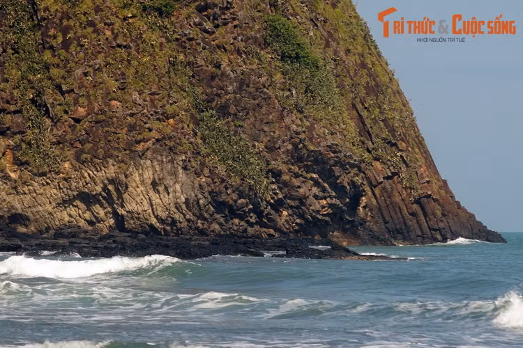 Theo các nhà địa chất học, Hòn Yến được hình thành bởi quá trình hoạt động kiến tạo địa chất tương tự như Gành Đá Đĩa, và có thể coi là một “người anh em” của kiệt tác địa chất này.