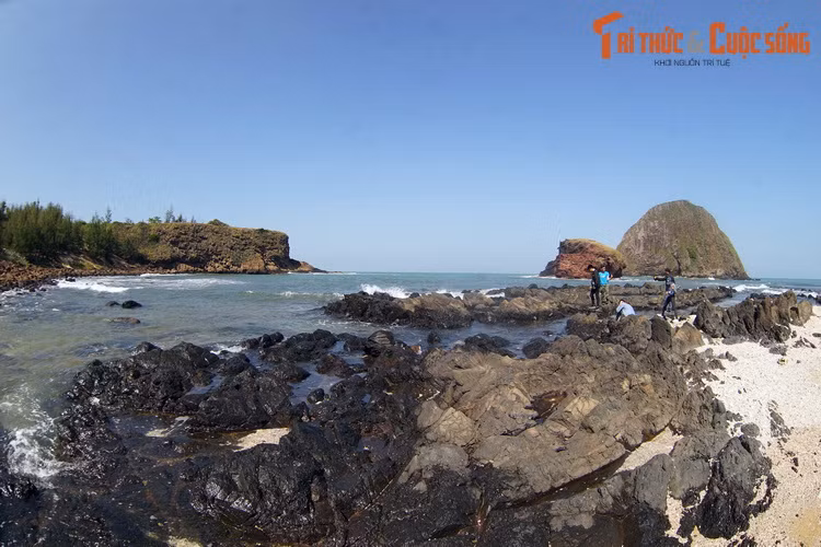 Vào mùa hè, thời điểm thủy triều rút trong những ngày đầu tháng hoặc cuối tháng âm lịch, một bãi đá sẽ nhô lên trên mặt biển, trở thành con đường nối đất liền với đảo Hòn Yến và Hòn Đụn.