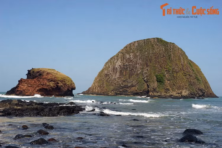 Giữ vai trò điểm nhấn trong quần thể là Hòn Yến và Hòn Đụn, hai đảo đá có hình thù kỳ thú, một lớn (Hòn Yến), một nhỏ (Hòn Đụn) nằm liền kề nhau ngay sát bờ biển.