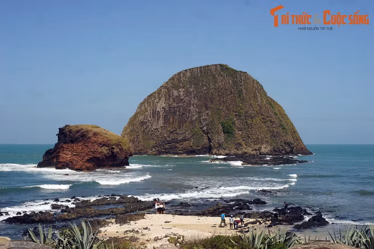 Với những giá trị đặc sắc về địa chất và cảnh quan, Hòn Yến đã được công nhận là danh lam thắng cảnh cấp quốc gia của Việt Nam vào năm 2018.