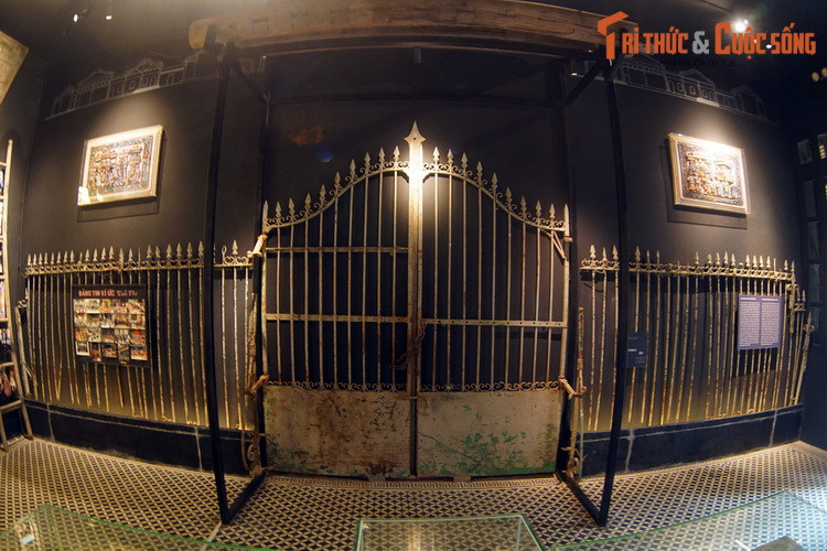 Sau năm 1975, không gian hội quán Quảng Đông được trưng dụng để làm trường mẫu giáo. Kiến trúc công trình giai đoạn này có nhiều sự sửa đổi để phù hợp với công năng mới. Ảnh: Hàng rào sắt của của hội quán Quảng Đông - trường mẫu giáo Tuổi Thơ.