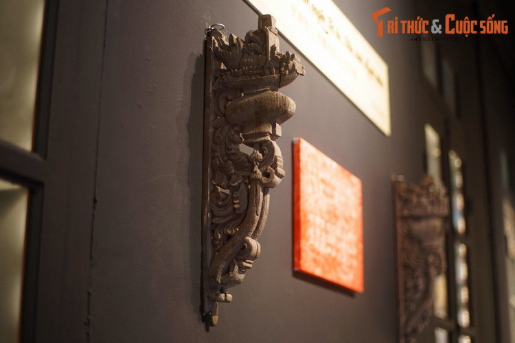 Trước khi tiến hành trùng tu vào cuối năm 2018, số 22 Hàng Buồm là trường mẫu giáo Tuổi Thơ, và xa xưa hơn hội quán Quảng Đông. Không gian triển lãm quy tụ nhiều hiện vật gắn với từng giai đoạn lịch sử của công trình. Ảnh: Một chi tiết kiến trúc bằng gỗ của hội quán Quảng Đông xưa.
