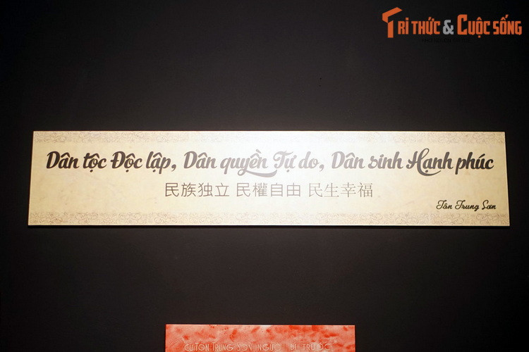Bên cạnh sự đổi thay của hội quán Quảng Đông theo dòng thời gian, triển lãm “Ký ức 22 Hàng Buồm” cũng dành một không gian cho Tôn Trung Sơn, nhân vật lịch sử lỗi lạc từng lưu lại ở nơi đây vào giai đoạn 1903-1904. Ảnh: Tôn chỉ của Tôn Trung Sơn - “Dân tộc Độc lập, Dân quyền Tự do, Dân sinh Hạnh phúc”.