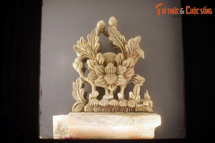 Theo đó, kể từ khi được thành lập năm 1801, hội quán Quảng Đông đã biến đổi theo từng khoảng thời gian khác nhau. Ban đầu, đây là một công trình mang cấu trúc không gian truyền thống của người Á Đông. Ảnh: Họa tiết kiến trúc hình hoa lá của của hội quán Quảng Đông xưa.