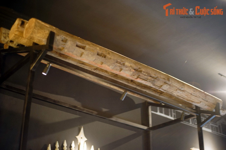 “...Phố xưa chuyên bán những mảnh buồm và cả những vật tư liên quan đến thuyền bè. Nay cánh buồm nâu chỉ còn là những ký ức, cũng như bao đổi thay, kẻ đến người đi. Số nhà 22 phố Hàng Buồm như một khúc xoáy, cuốn vào trong đó tất cả những thăng trầm của lịch sử con phố này...”.