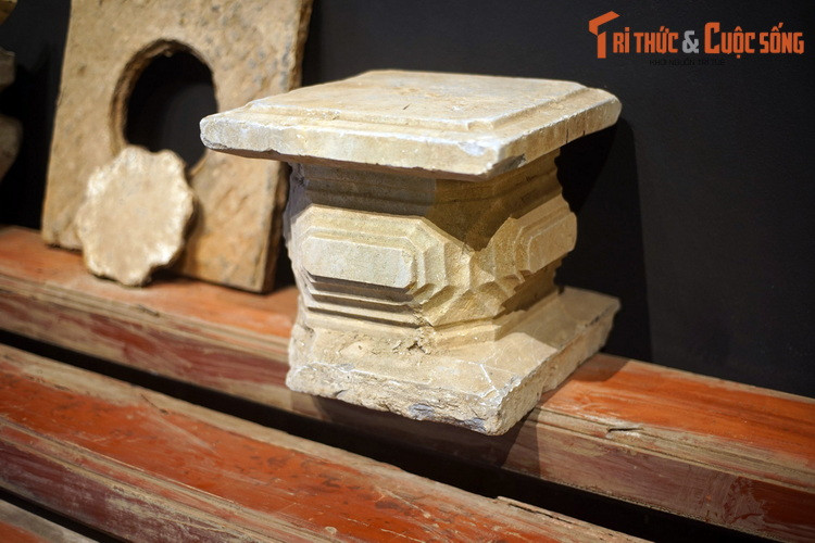 Vào những năm 1920-1930, hội quán được cải tạo với các vật liệu được nhập từ Pháp. Nhờ các kết cấu vòm bê tông cốt thép, không gian hội quán được mở rộng như hiện tại. Ảnh: Bệ đỡ cột của hội quán Quảng Đông xưa.