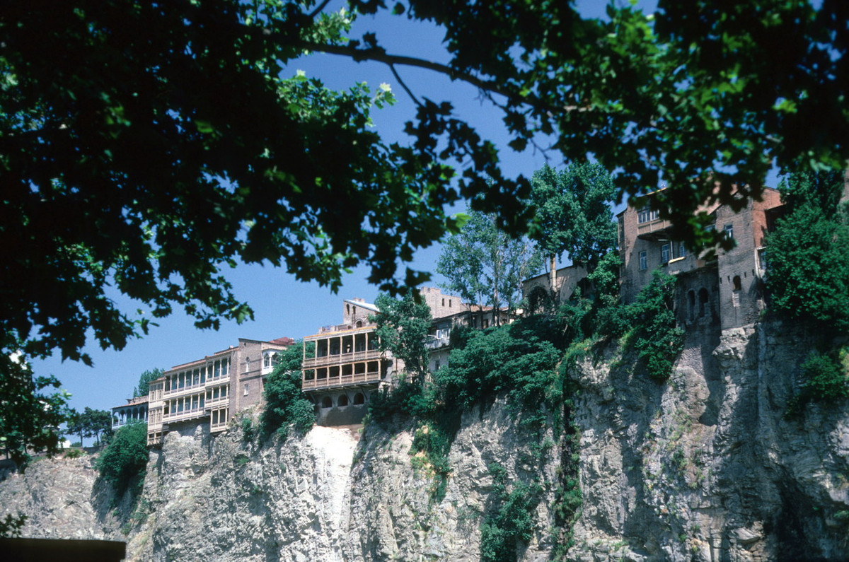 Những ngôi nhà bên bờ sông Kura.