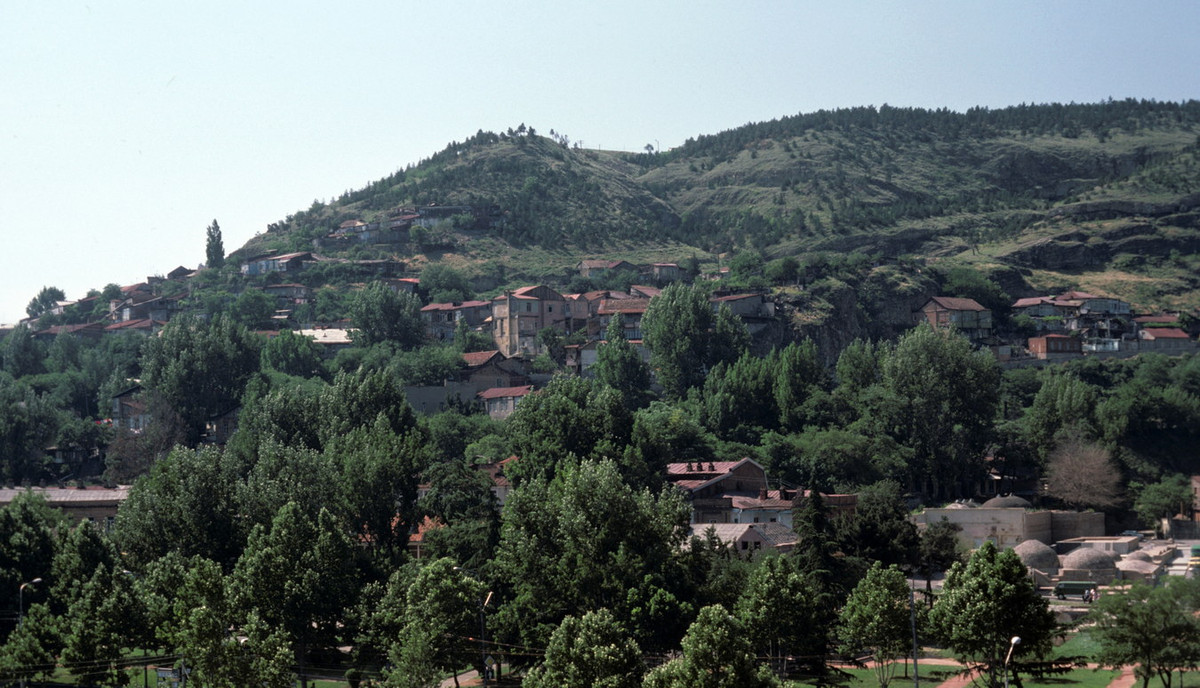 Khu dân cư gần thánh đường Jumah và nhà tắm lưu huỳnh.