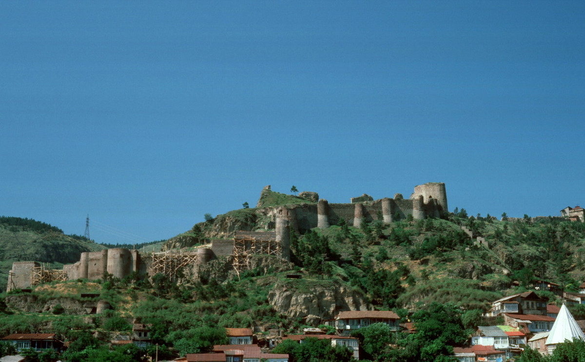 Phế tích của pháo đài Narikala, hình thành từ thế kỷ 4, tái dựng vào thế kỷ 17.