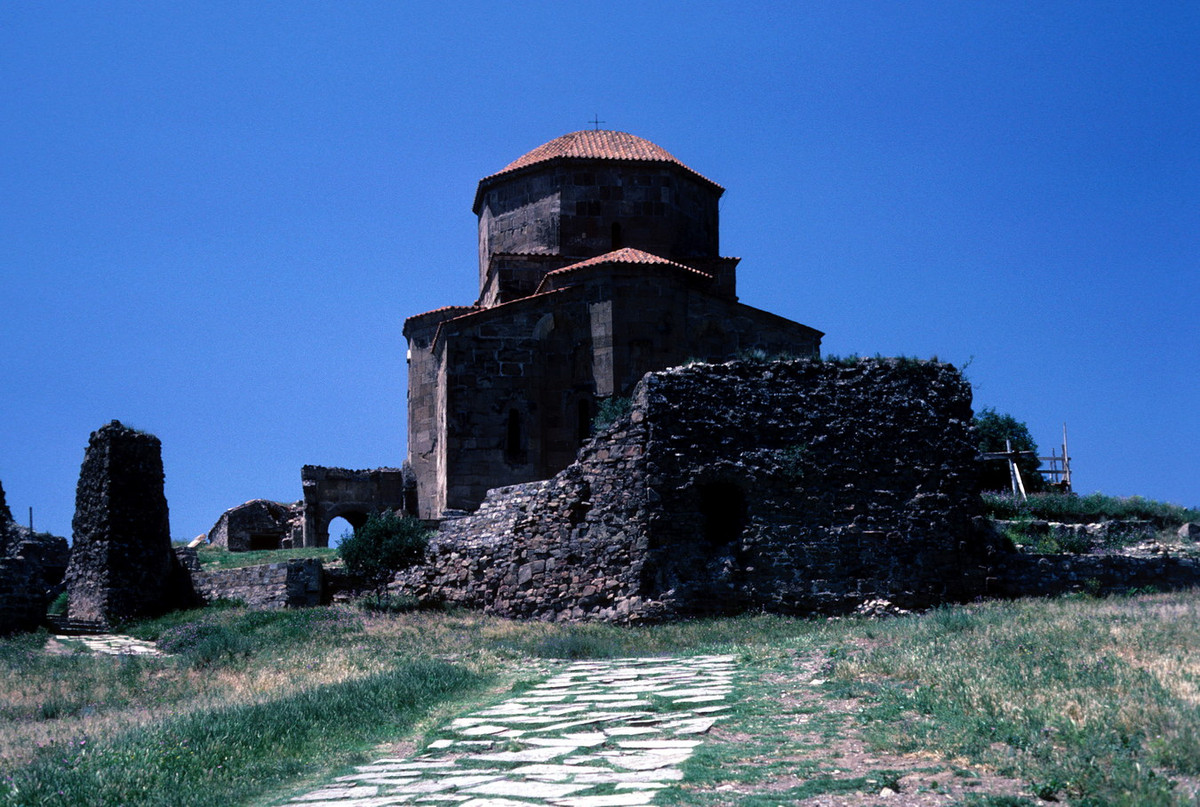 Nhà thờ Dzhvari ở Mtskheta, được xây từ năm 585-604.