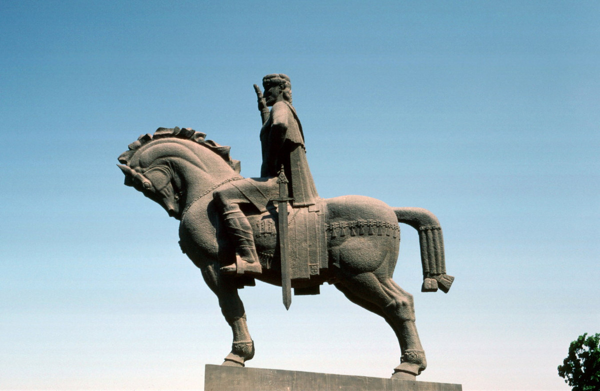 Tượng đài vua Vakhtang I Gorgasali, người sáng lập thành phố Tbilisi vào thế kỷ 5-6.