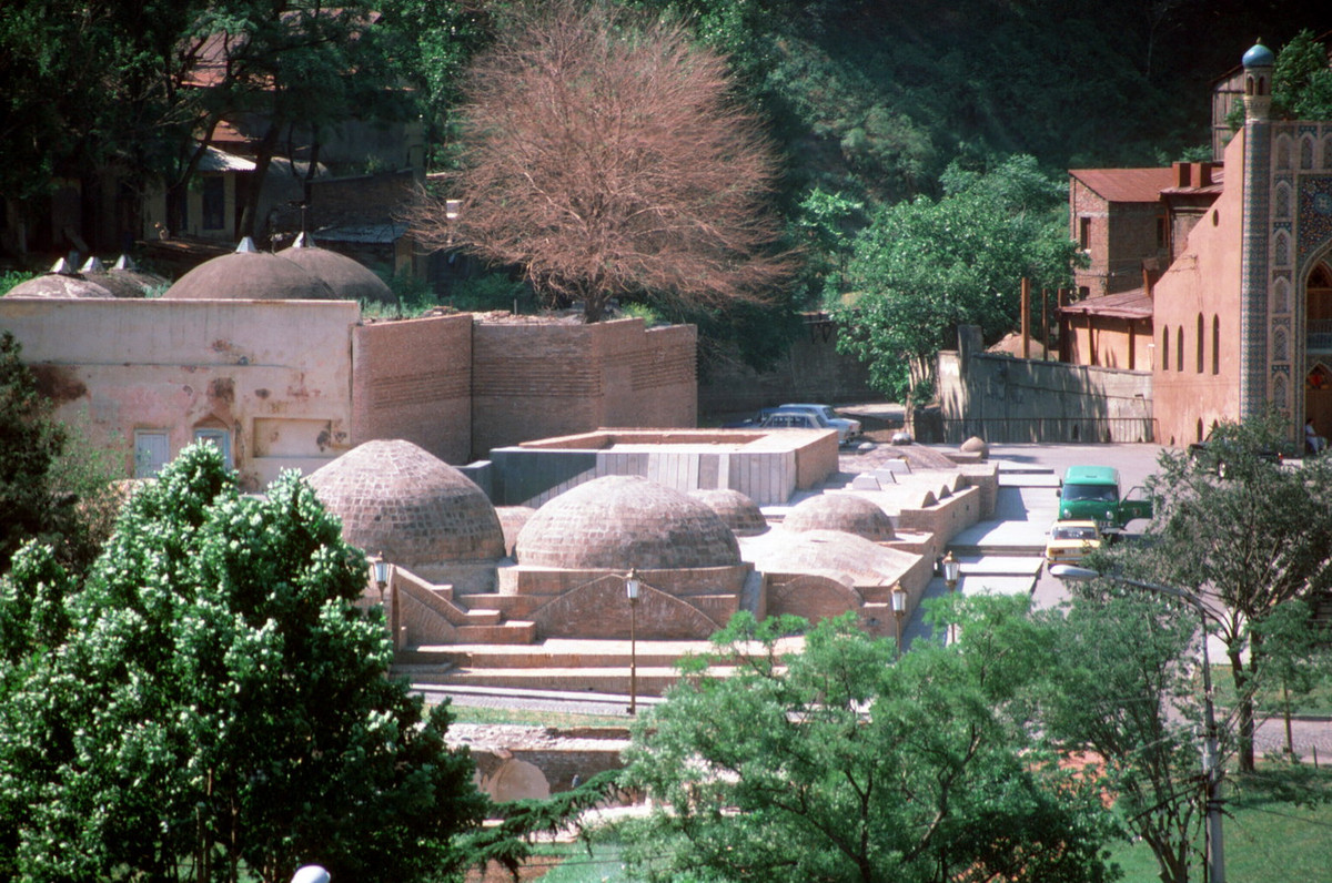 Khu nhà tắm lưu huỳnh theo kiểu truyền thống nằm bên thánh đường Jumah. Nhà tắm lâu đời này có những bồn lớn chứa nước khoáng nóng giàu lưu huỳnh.