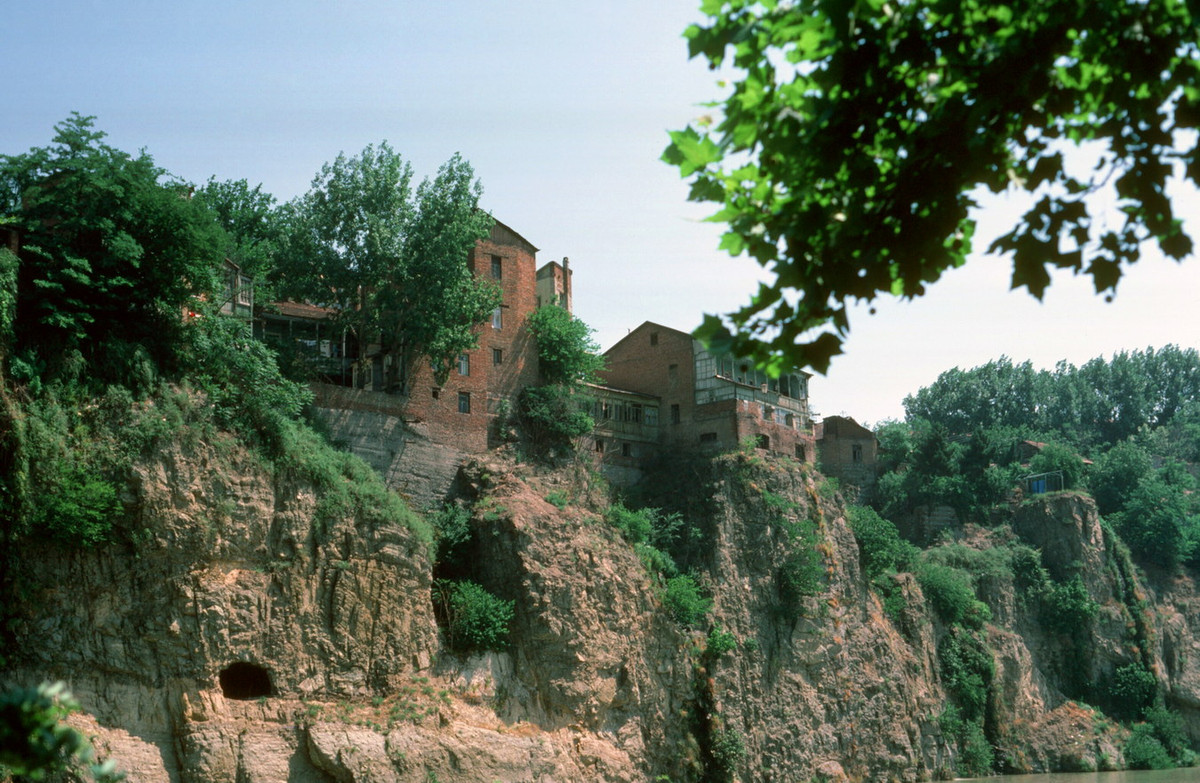 Những ngôi nhà bên bờ sông Kura.