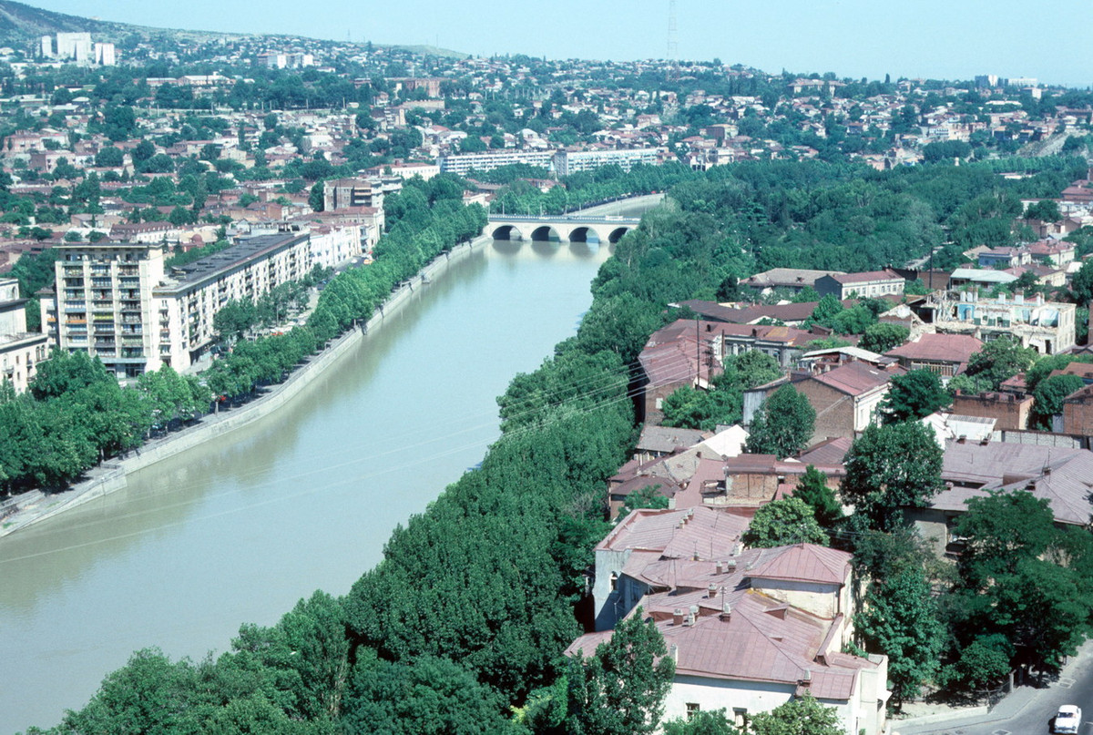 Sông Kura, dòng sông chính chảy qua Tbilisi.
