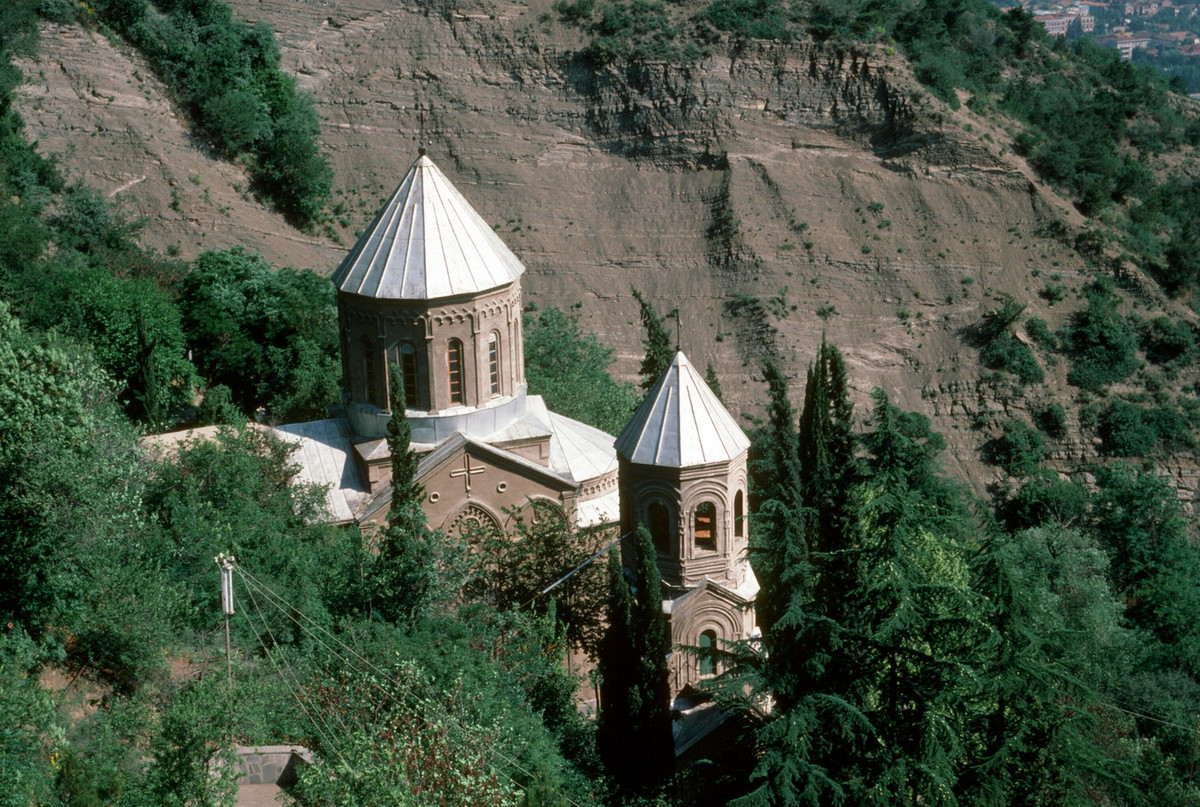 Nhà thờ Thánh David ở Tbilisi nằm trong công viên Mtatsminda, có từ thế kỷ 19.