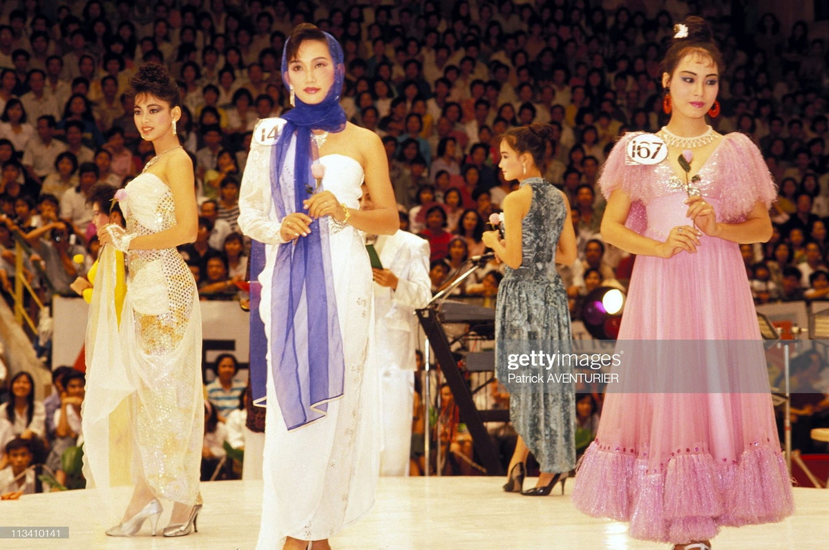 Các cô gái thể hiện sự tự tin trong phần trình diễn thời trang hiện đại.