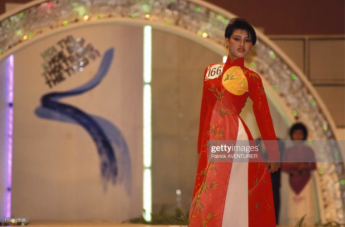 Một thí sinh duyên dáng trong phần thi trang phục truyền thống.