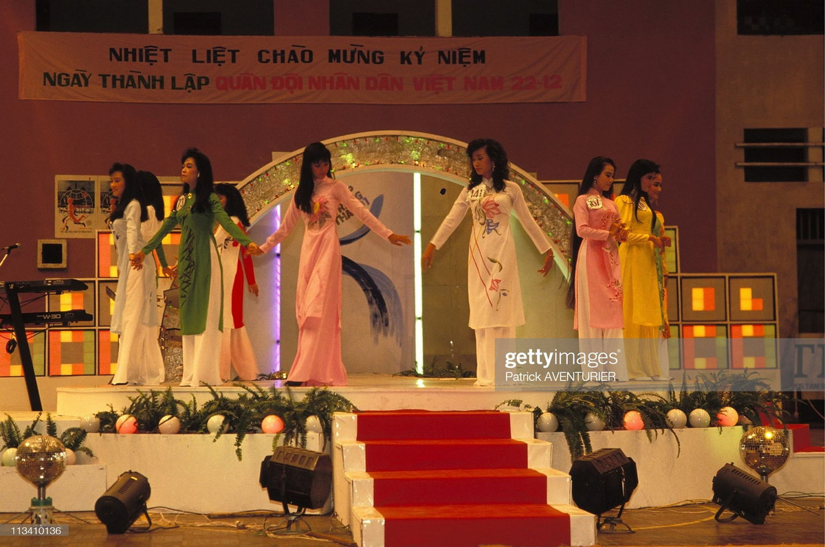 Các dại diện sắc đẹp Việt Nam đến từ ba miền khoe dáng trên sân khấu.