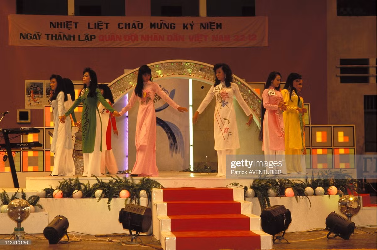 Các dại diện sắc đẹp Việt Nam đến từ ba miền khoe dáng trên sân khấu.