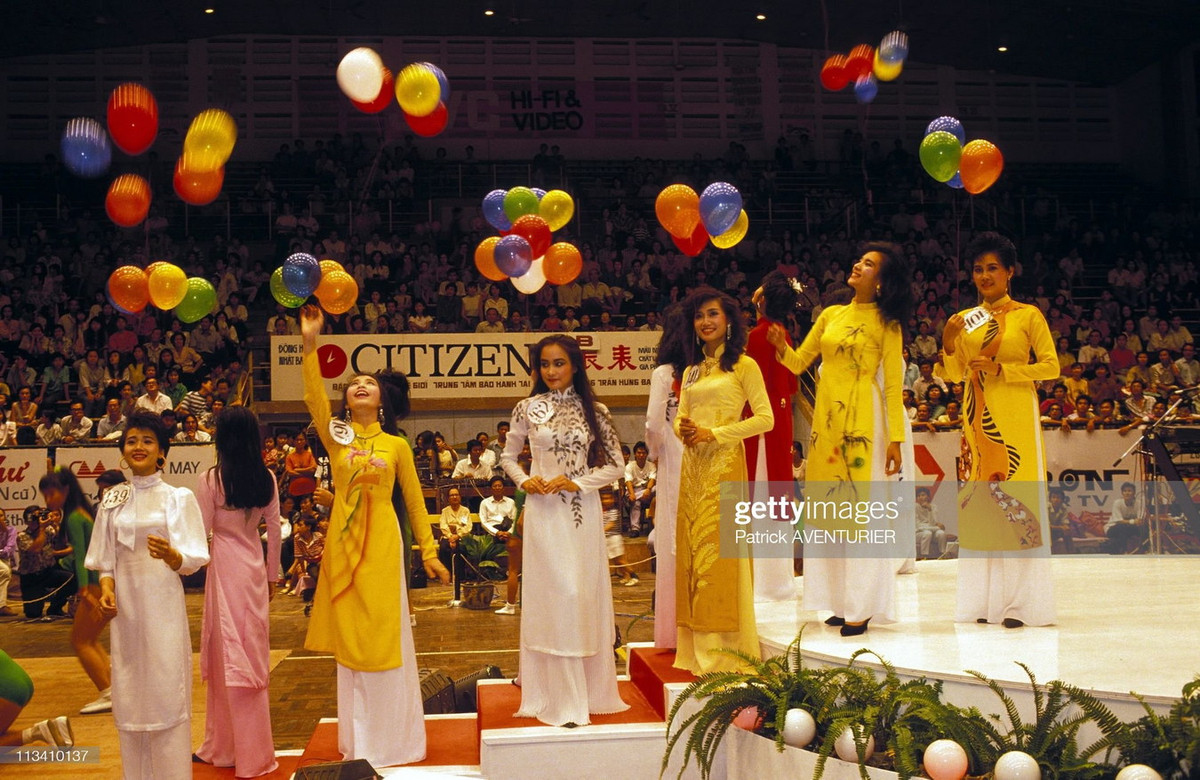 Dàn người đẹp trong trang phục áo dài quy tụ tại Hội thi Khỏe đẹp thời trang thể thao toàn quốc, được tổ chức tại TP. HCM năm 1991. Ảnh: Patrick Aventurier / Gamma-Rapho via Getty Images.