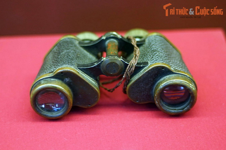 Ống nhòm của đồng chí Phạm Ngọc Mậu, Chính ủy Đại đoàn 351, dùng quan sát, chỉ huy bộ đội kéo pháo vào trận địa trong chiến dịch Điện Biên Phủ.