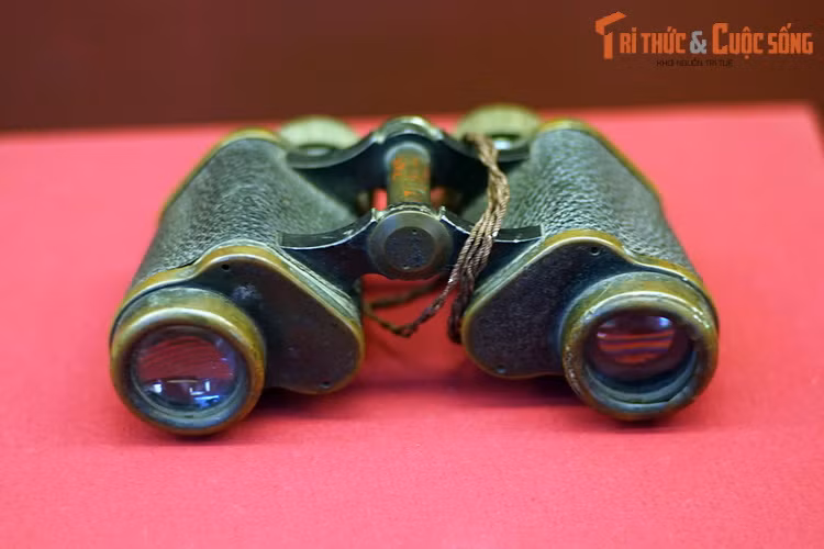 Ống nhòm của đồng chí Phạm Ngọc Mậu, Chính ủy Đại đoàn 351, dùng quan sát, chỉ huy bộ đội kéo pháo vào trận địa trong chiến dịch Điện Biên Phủ.