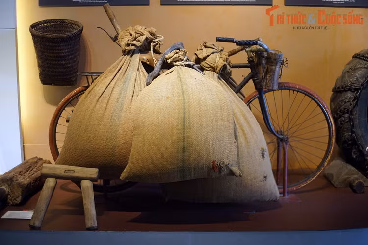Xe đạp thồ của anh Ma Văn Thắng, dân công Phú Thọ đã chở 370 kg hàng hóa mỗi chuyến để phục vụ chiến dịch Điện Biên Phủ.