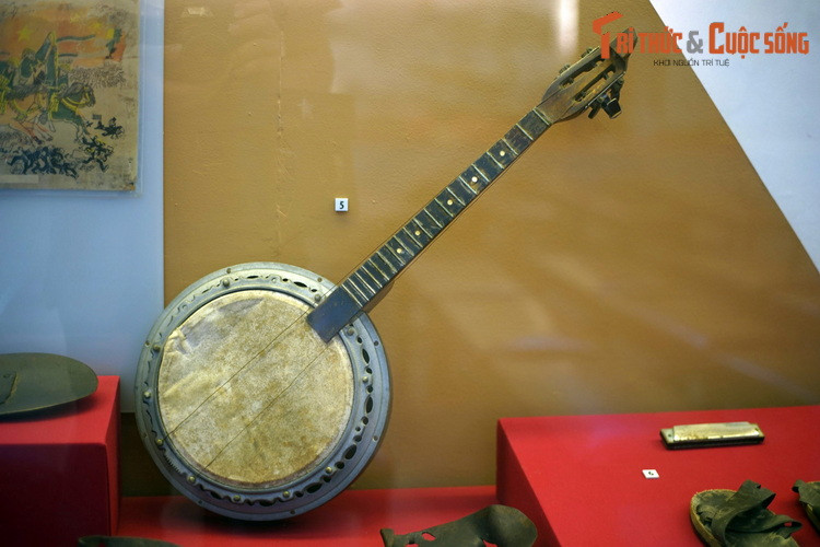 Đàn của đoàn Văn công thuộc Đại đoàn 308 dùng biểu diễn phục vụ bộ đội và dân công tại mặt trận Điện Biên Phủ.