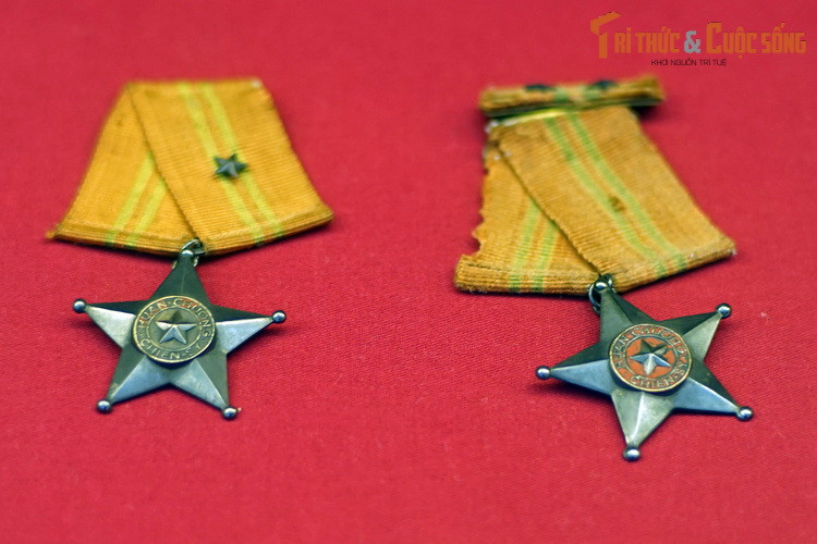 Huân chương Chiến công hạng Nhất của Chính phủ nước Việt Nam Dân chủ Cộng hòa tặng đồng chí Tạ Quốc Luật, Tiểu đoàn trưởng Tiểu đoàn 166, Trung đoàn 209, Đại đoàn 312 vì thành tích chiến đấu ở cứ điểm Him Lam, C1, E, 105, 106 và trực tiếp chỉ huy bắt sống tướng de Castries cùng toàn bộ Bộ Chỉ huy quân Pháp ở Điện Biên Phủ.