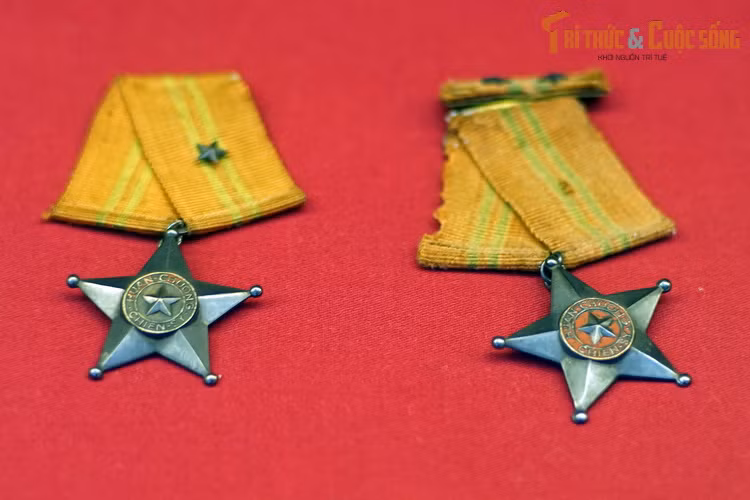 Huân chương Chiến công hạng Nhất của Chính phủ nước Việt Nam Dân chủ Cộng hòa tặng đồng chí Tạ Quốc Luật, Tiểu đoàn trưởng Tiểu đoàn 166, Trung đoàn 209, Đại đoàn 312 vì thành tích chiến đấu ở cứ điểm Him Lam, C1, E, 105, 106 và trực tiếp chỉ huy bắt sống tướng de Castries cùng toàn bộ Bộ Chỉ huy quân Pháp ở Điện Biên Phủ.