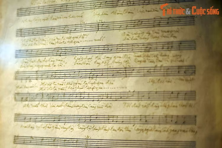 Nhạc phổ bài hát "Hò kéo pháo" của đồng chí Hoàng Vân - Chính trị viên Đội văn công Đại đoàn 312 sáng tác để cổ vũ tinh thần cho bộ đội quyết tâm dành thắng lợi trong chiến dịch Điện Biên Phủ.