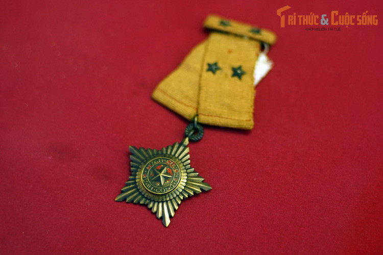 Huân chương di vật của liệt sĩ Bế Văn Đàn, thuộc Đại đội 674, Tiểu đoàn 251, Trung đoàn 174, Đại đoàn 316, người đã lấy thân mình làm giá súng và anh dũng hi sinh khi cùng đơn vị thực hiện nhiệm vụ bao vây quân Pháp ở Mường Pồn, chặn đường rút của chúng về Điện Biên Phủ, tháng 12/1953.