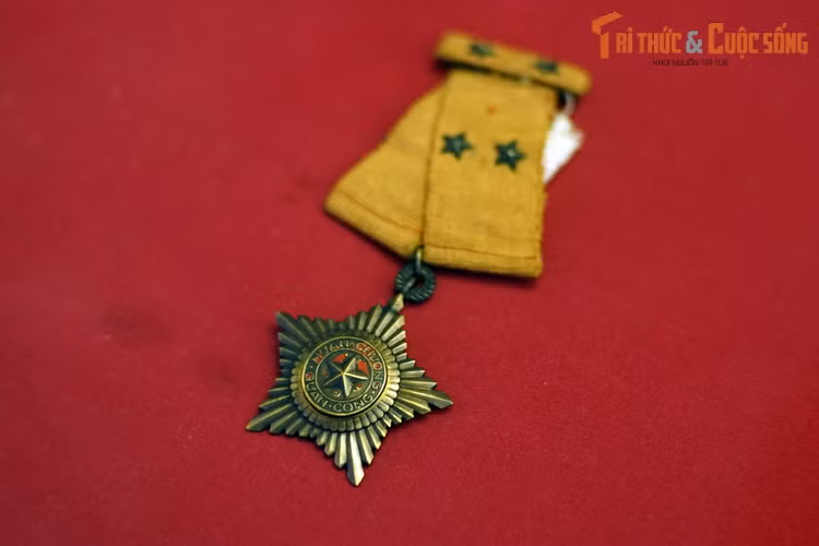 Huân chương di vật của liệt sĩ Bế Văn Đàn, thuộc Đại đội 674, Tiểu đoàn 251, Trung đoàn 174, Đại đoàn 316, người đã lấy thân mình làm giá súng và anh dũng hi sinh khi cùng đơn vị thực hiện nhiệm vụ bao vây quân Pháp ở Mường Pồn, chặn đường rút của chúng về Điện Biên Phủ, tháng 12/1953.