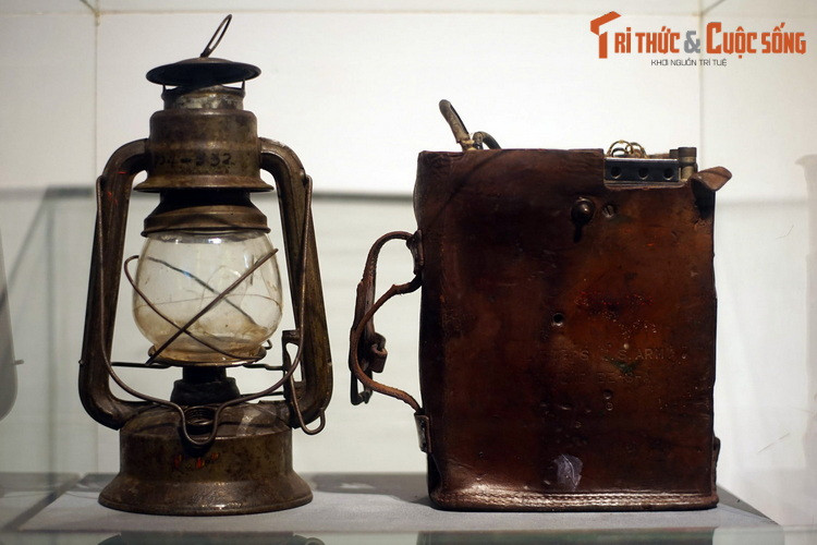 Đên bão và máy điện thoại sử dụng tại Sở chỉ huy Chiến dịch Điện Biên Phủ ở Mường Phăng.