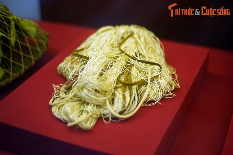 Võng bộ đội Việt Nam làm từ sợi dù thu được của quân đội Pháp tại mặt trận Điện Biên Phủ.