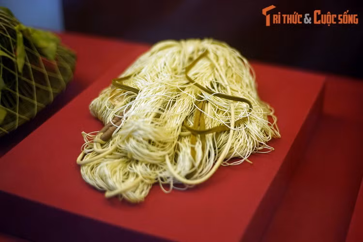 Võng bộ đội Việt Nam làm từ sợi dù thu được của quân đội Pháp tại mặt trận Điện Biên Phủ.